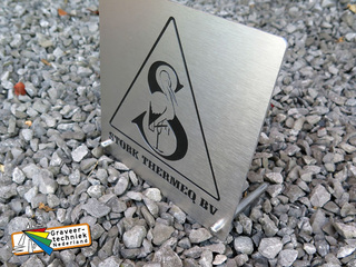 Tafelstandaard, graveerplaat op voet dmv staafjes